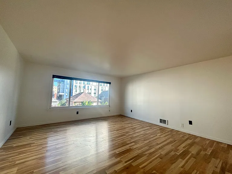 Escolier Apartments — Photo 17