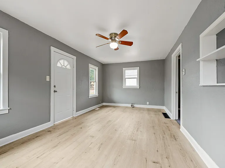2428 Poplar St — Photo 4