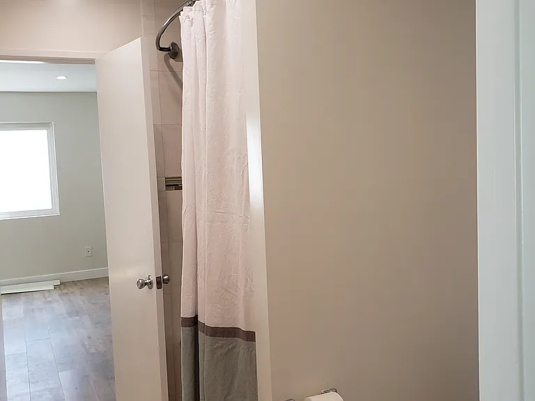 2nd Level - Bathroom: Jack and Jill-style
