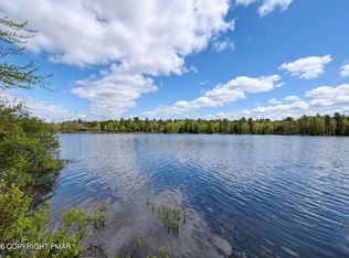 6174 Lakeview Dr, Pocono Pines, PA