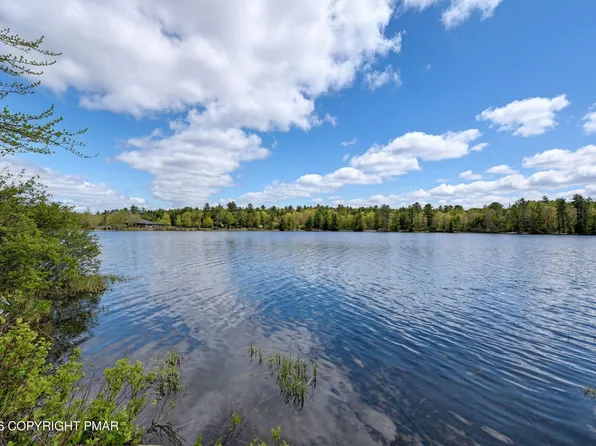 6174 Lakeview Dr, Pocono Pines, PA 18350