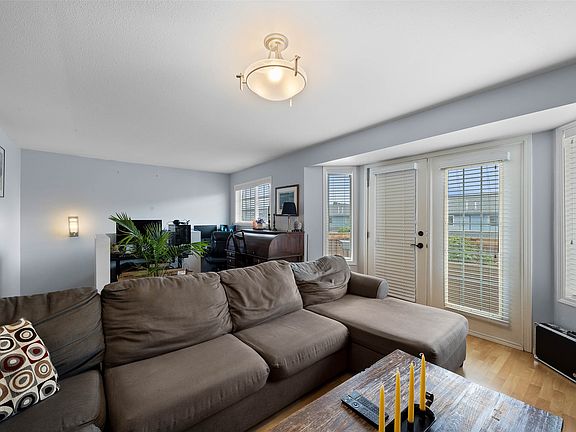 5th image of 685 Singh St #5