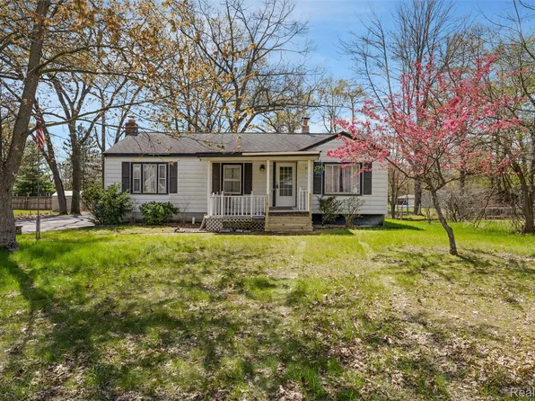 5711 Crescent Rd, Waterford, MI 48327