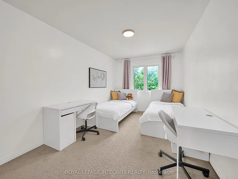 114 Hawkeswood Dr — Photo 32