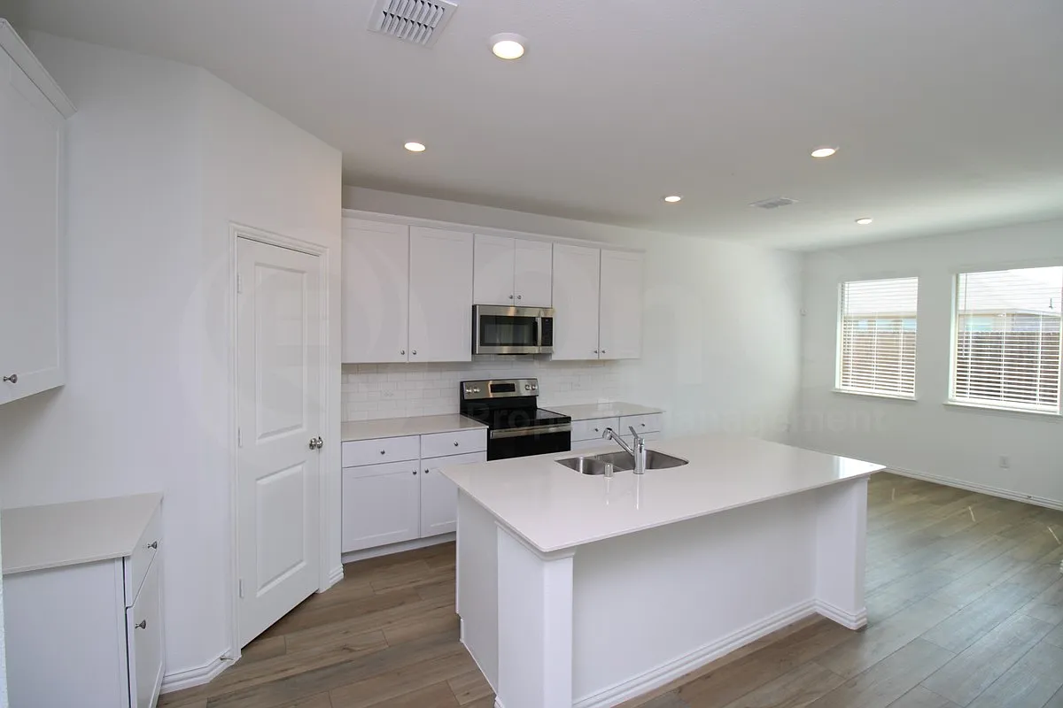 4 bed, 2.0 bath, 1881 sqft, $2,099 — Photo 4