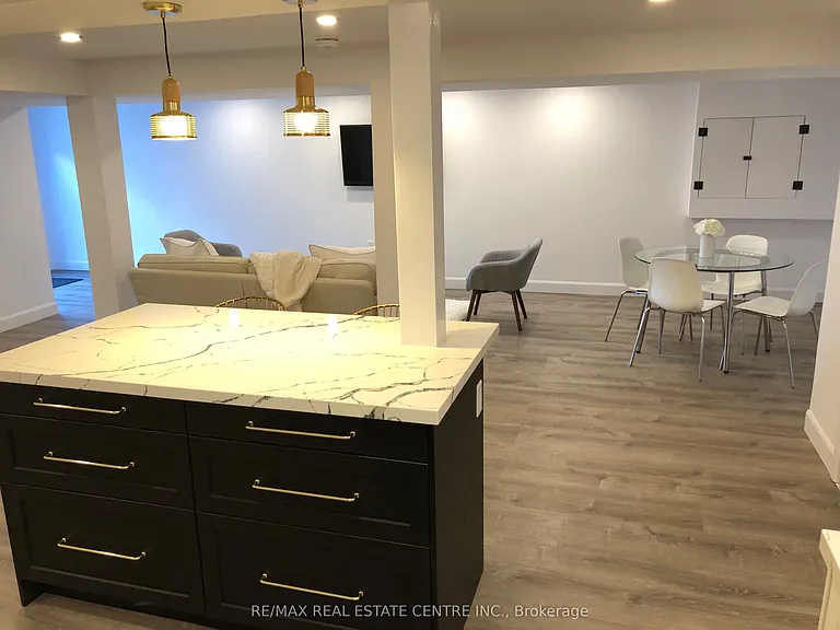 226 Howard Cres #LOWER — Photo 11