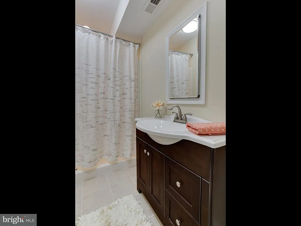3 bed, 1704 sqft, $1,300 — Photo 2