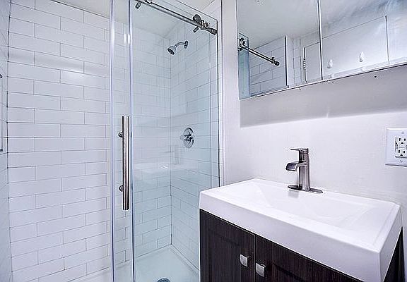 4th image of 131 E 83rd St APT 2E