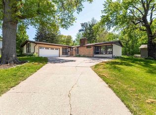 2515 Harmony Dr, Bettendorf, IA