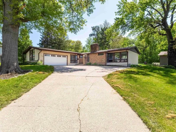 2515 Harmony Dr, Bettendorf, IA 52722