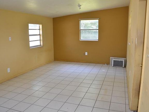 3rd image of 2309 W Kirby St