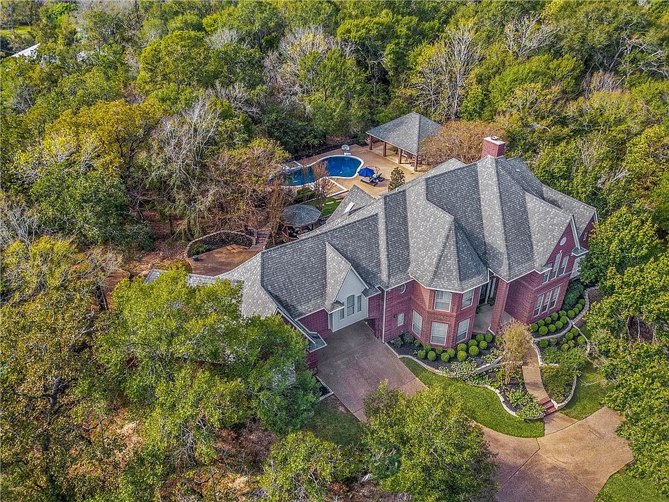 1st image of 1615 Foxfire Dr