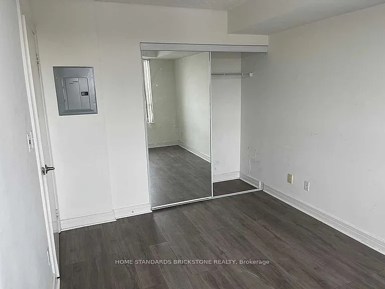 18 Harrison Garden Blvd #911 — Photo 2