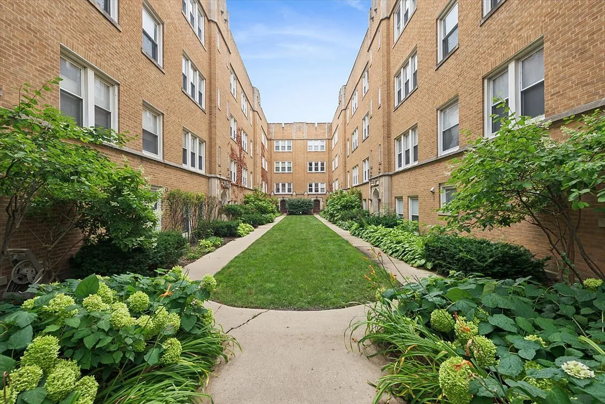 2 bed, 933 sqft, $2,100 — Photo 1