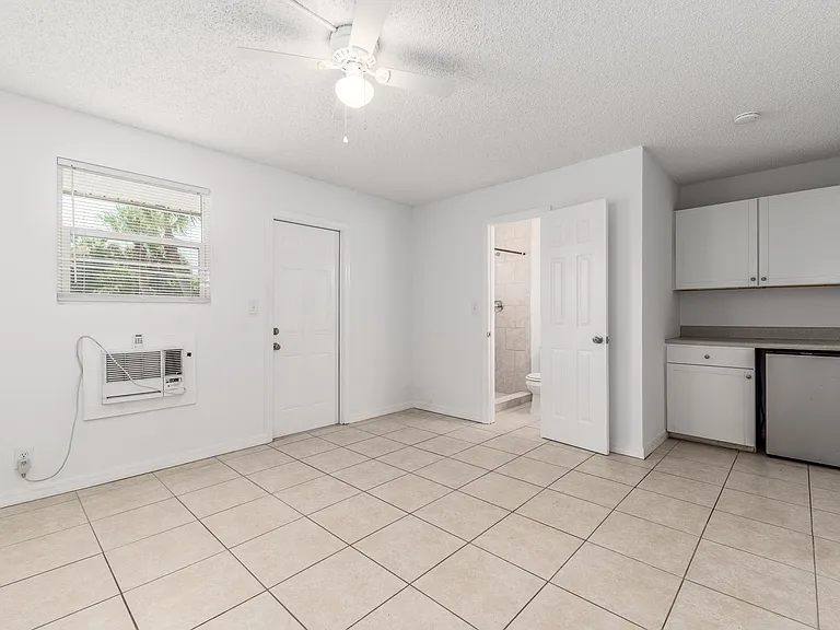2121 NE Park St #1A — Photo 3