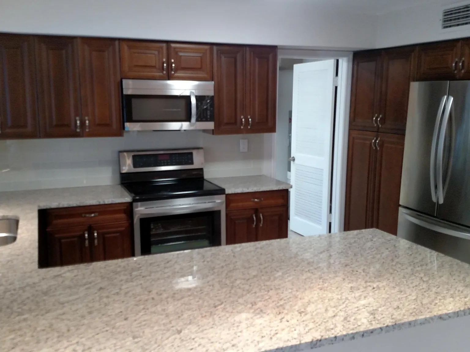 4 bed, 2.0 bath, 2200 sqft, $5,200 — Photo 3