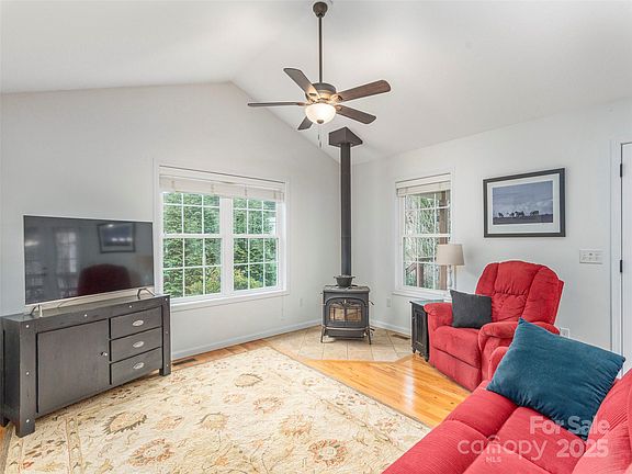 4th image of 29 Deborah Ln