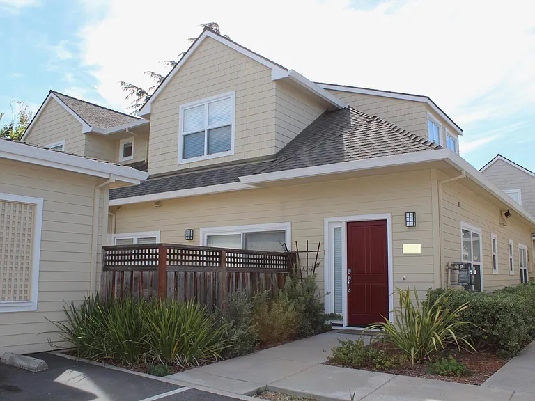 726 Cottage Ct — Photo 1