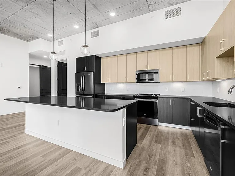 221 Main St N #Penthouse 1612 — Photo 4