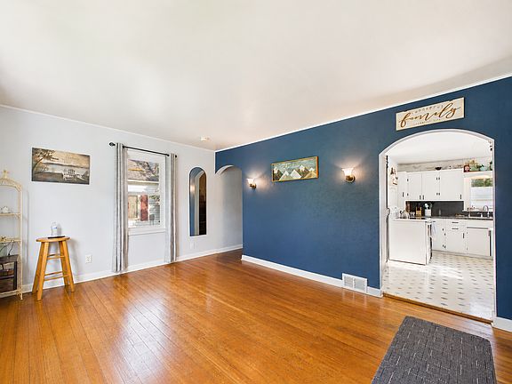 4th image of 213 E 4th St
