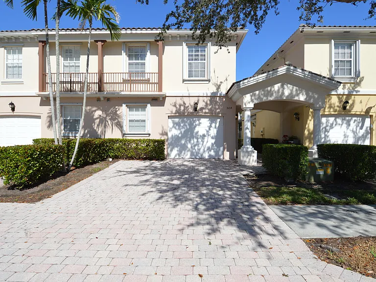 504 Capistrano Dr — Photo 1