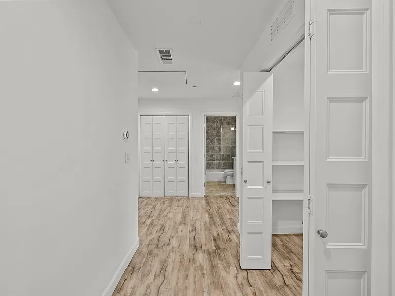9104 Burnet Ave — Photo 13