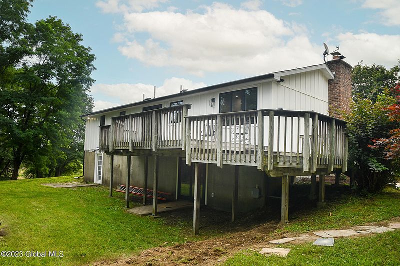 4th image of 891 Maple Hill Road