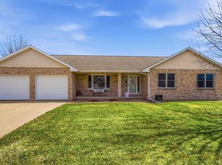 620 Melinda Dr, Peosta, IA 52068
