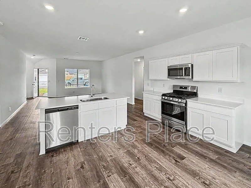 4 bed, 2.0 bath, 1618 sqft, $1,995 — Photo 4