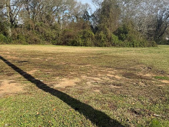 3rd image of 815 Country Club Rd