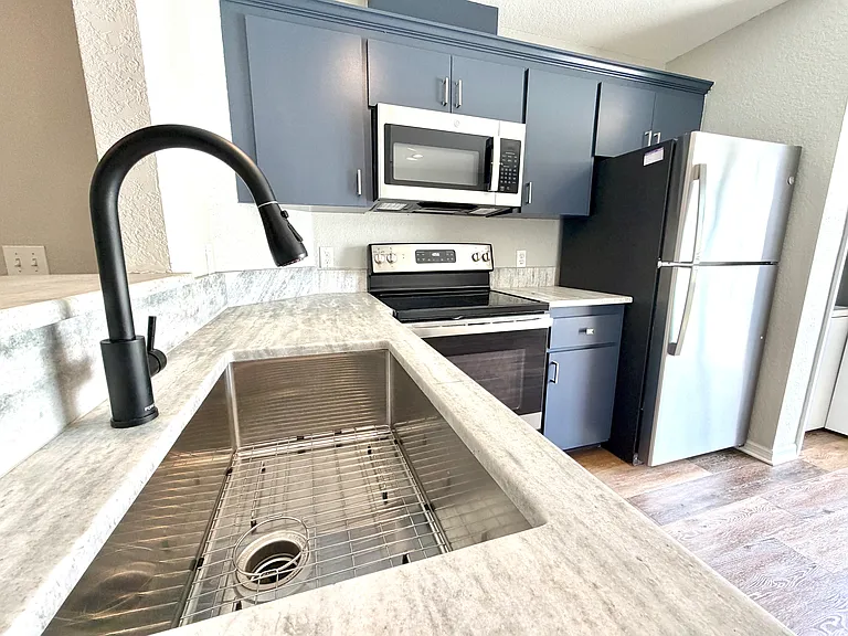 741 E Lime St — Photo 7