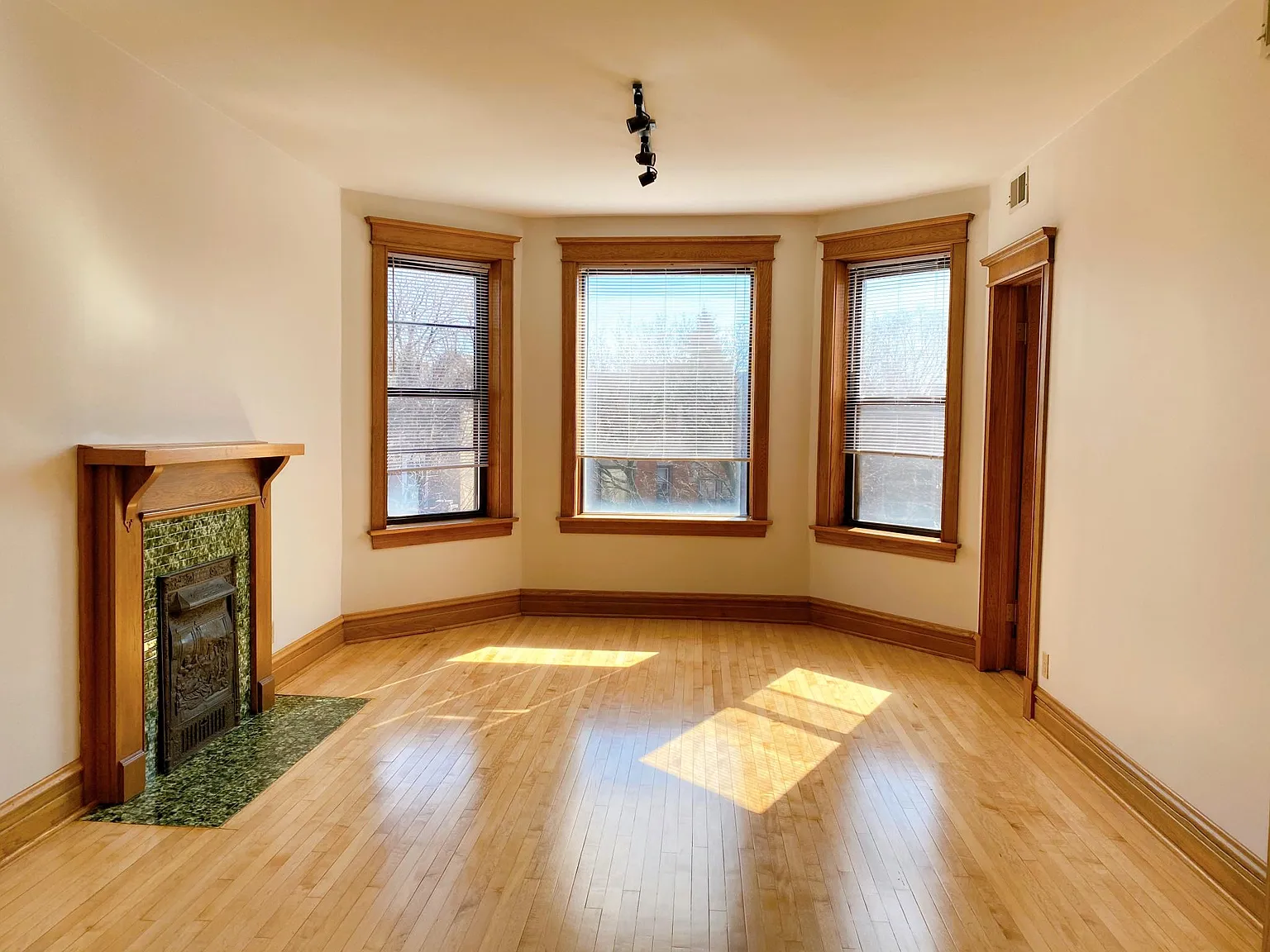 3 bed, 1100 sqft, $2,750 — Photo 2