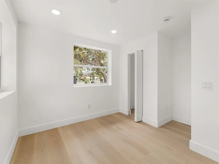 111 W 35th St — Photo 8