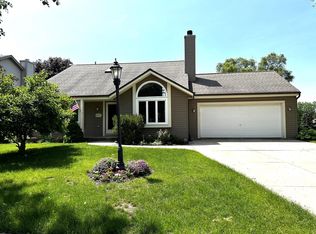 877 Laureate Dr, Pewaukee, WI 53072