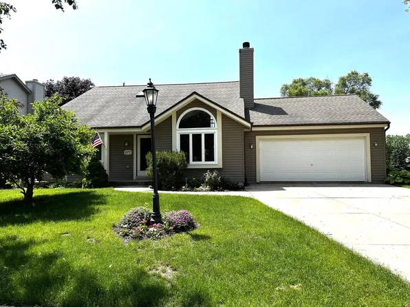 877 Laureate DRIVE, Pewaukee, WI 53072
