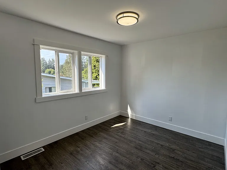 604 Camas Ave NE — Photo 8