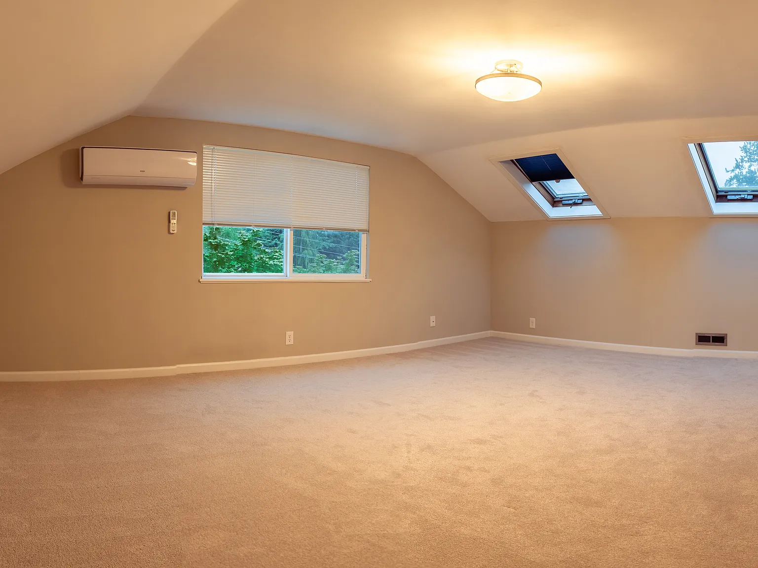 5 bed, 2950 sqft, $5,099 — Photo 4