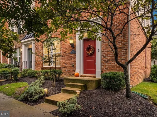 29 Steeplechase Dr, La Plata, MD 20646