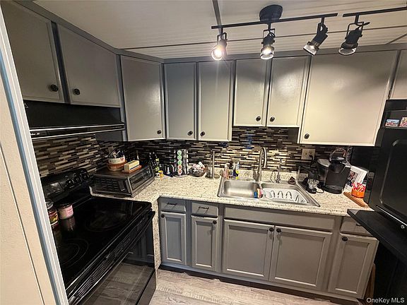 4th image of 150 Rinaldi Boulevard #1c