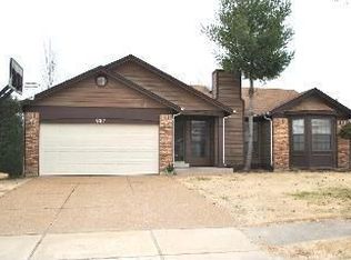 827 White Picket Ln, Ballwin, MO 63021