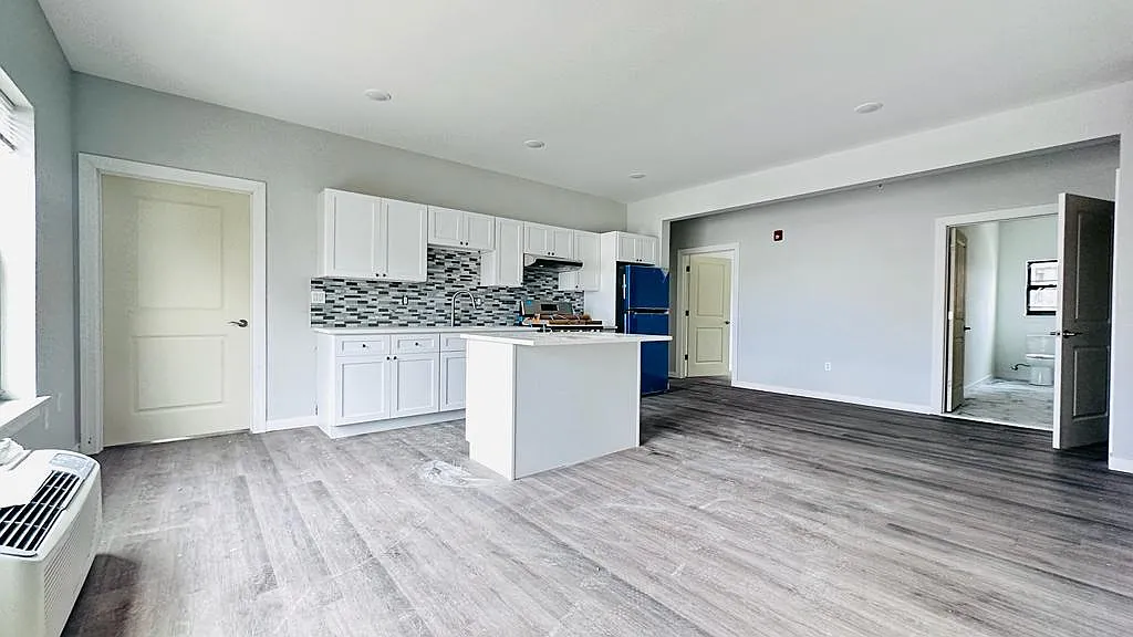 3 bed, $2,818 — Photo 4