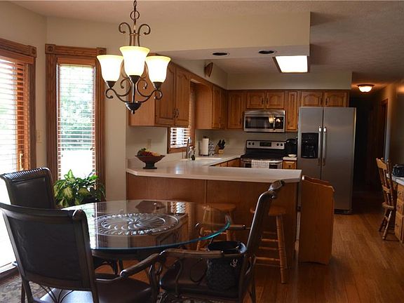 5th image of 922 Ironwood Dr W