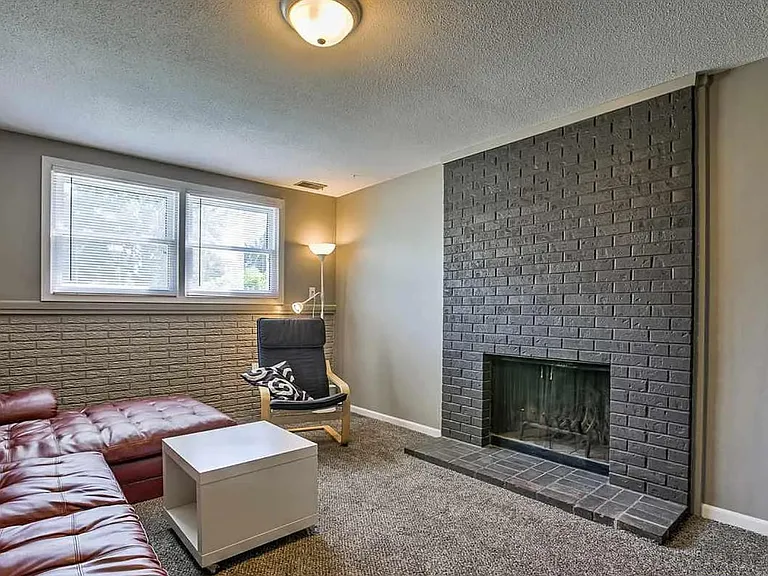 1901 Manor Ct — Photo 20