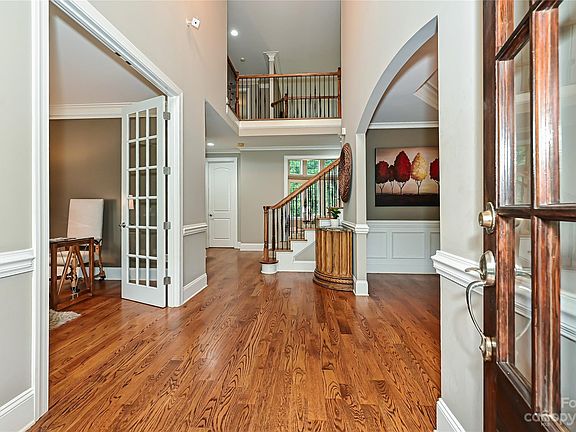 4th image of 1015 Westbury Dr