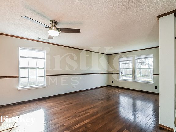3rd image of 19528 Windwood Pkwy