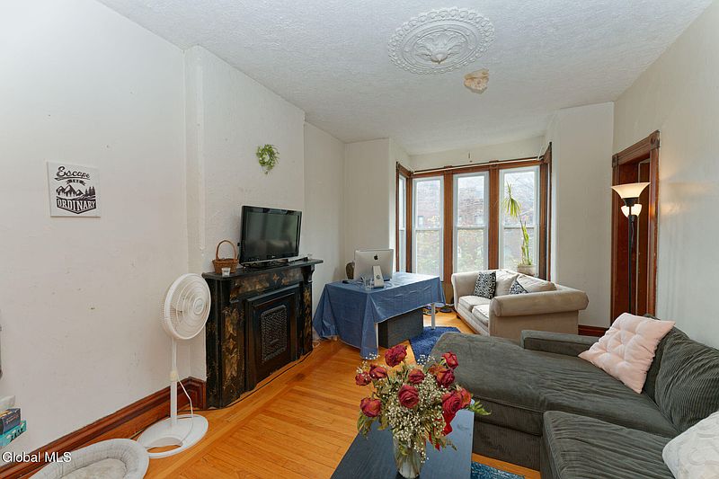 4th image of 415 3rd Street