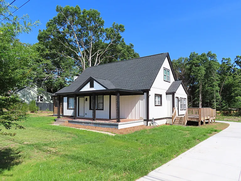 527 Cornelius St — Photo 2