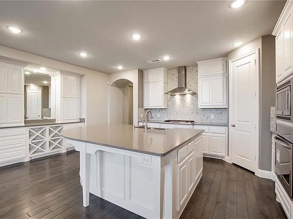 4th image of 9012 Violet Dr