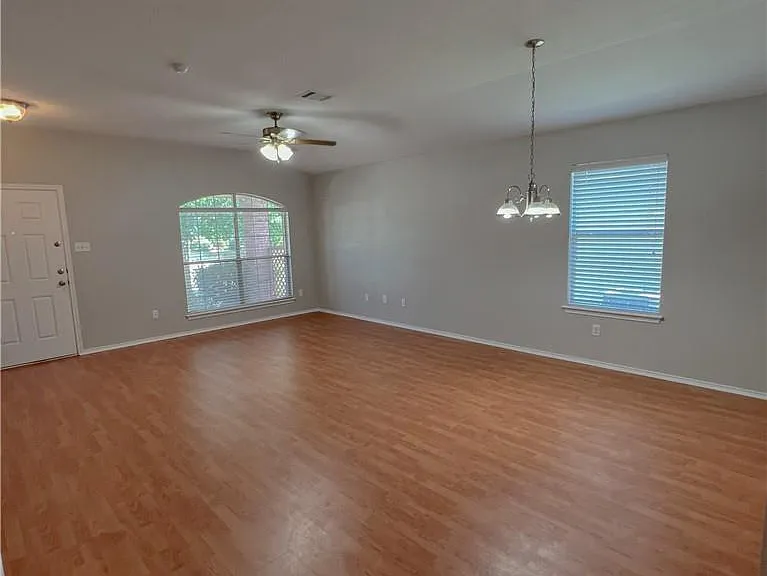 325 Altamont St — Photo 5
