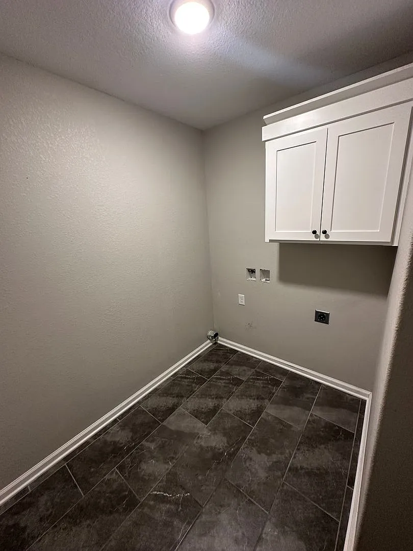 2933 Gillis Dr — Photo 4
